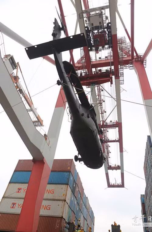 Trực thăng UH-60 trang bị 2 động cơ tuốc bin trục T-700-GE-701 cho phép đạt tốc độ tối đa 295km/h, bán kính chiến đấu 592km.