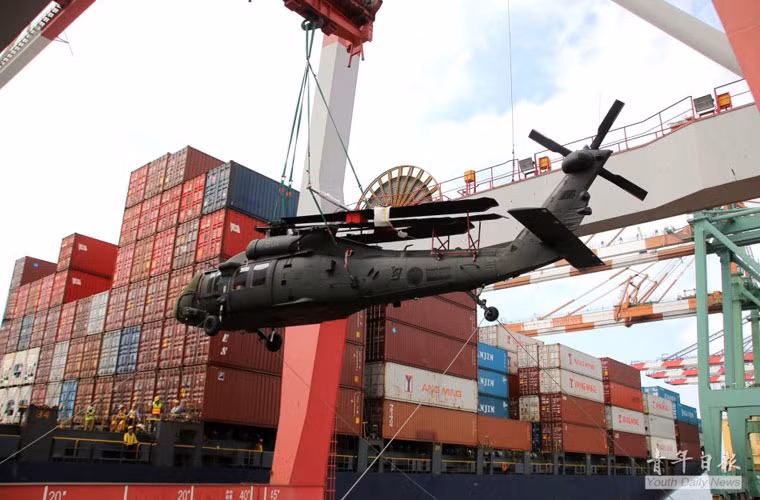 Trực thăng UH-60 dài 19,76m, rộng 2,36m, cao 5,13m, trọng lượng cất cánh tối đa 10,66 tấn, có khả năng chở 11 lính hoặc 6 cáng cứu thương hoặc 3-4 tấn hàng hóa treo ngoài.