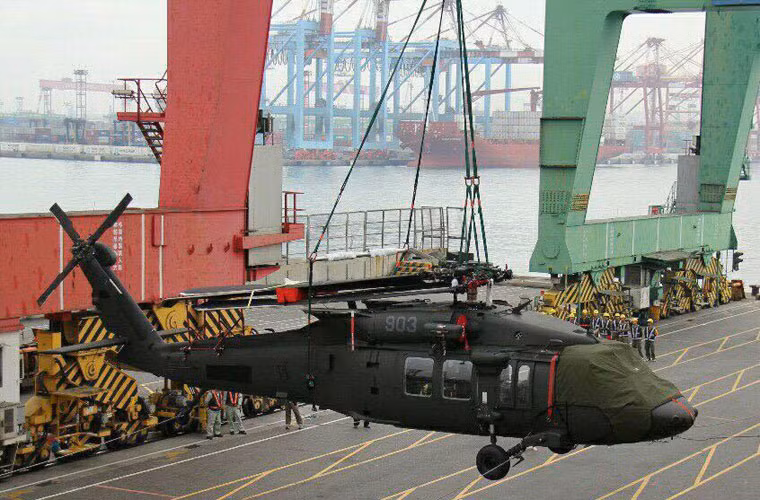 Phía quân đội Đài Loan cho biết, hình thức bàn giao của máy bay trực thăng Black Hawk cũng tương tự như các máy bay trực thăng Apache AH-64E trước đó, đều vận chuyển bằng đường biển.