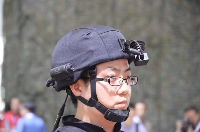 Tất cả hệ thống kết nối với nhau thông qua một máy tính nhỏ. Hệ thống được thiết kế dạng module tích hợp cho phép người lính nâng cao nhận thức tình huống.