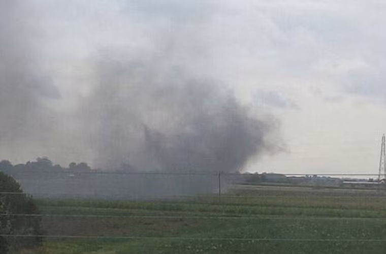 Khói đen dày đặc bốc lên từ hiện trường vụ tai nạn.
