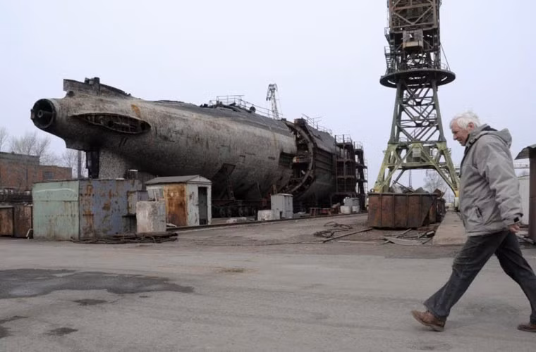 Phần tháp chỉ huy, chân vịt, bánh lái ở đuôi sẽ được tháo dỡ đầu tiên.