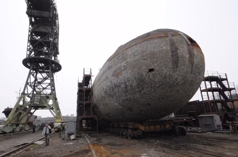 Phần quan trọng nhất của quá trình tháo dỡ là lấy lò phản ứng hạt nhân ra khỏi tàu. Sau thời gian dài ngưng hoạt động, lò phản ứng đã nguội lạnh hoàn toàn song các thanh nhiên liệu vẫn tiềm ẩn nguy cơ rò rỉ phóng xạ rất cao.