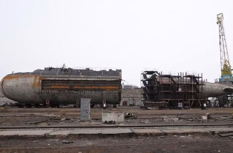 Quái vật đại dương bị xẻ làm đôi.