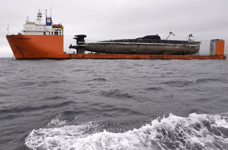 Các trang mạng Nga gần đây đăng tải hình ảnh 2 tàu ngầm hạt nhân tấn công Project 671RTM (NATO định danh là Victor III) được chuyển tới nhà máy ở Vladivostok để tháo dỡ bán sắt vụn sau khi được loại biên chế từ năm 2009.