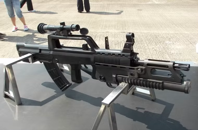 QBZ-95 sử dụng thiết kế băng đạn gắn phía sau để giảm chiều dài và cơ động hơn trong môi trường hẹp. Thân của nó được làm bằng vật liệu tổng hợp nên có trọng lượng khá nhẹ, do sử dụng thiết kế băng đạn sau nên độ linh hoạt QBZ-95 khá hạn chế với binh sĩ thuận tay trái. Ngoài các biến thể cơ bản, Trung Quốc còn phát triển các mẫu súng bộ binh khác dựa trên nguyên lý hoạt động của QBZ-95, bên cạnh đó Trung Quốc cũng xuất khẩu các biến thể khác nhau của mẫu súng trường tiến công này nhưng sử dụng cỡ đạn 5,56mm theo chuẩn NATO cho các quốc gia khác trên thế giới.