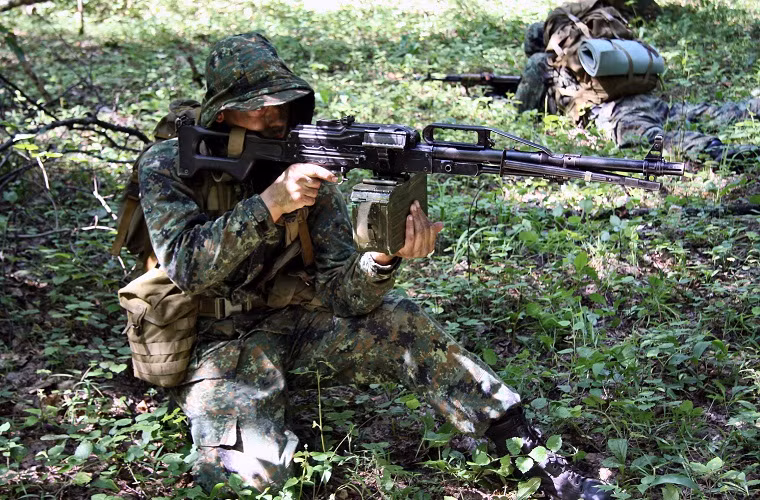 4. PKM: là loại súng máy đa chức năng được thiết kế từ thời Liên Xô và hiện tại vẫn được Quân đội Nga sản xuất hàng loạt. PKM được giới thiệu vào đầu những năm 1960 và được phát triển để thay thế cho các loại súng máy SG-43 Goryunov và RPD. Nó có thể được trang bị cho lực lượng chiến đấu bộ binh trên chiến trường hoặc được lắp đặt trên các phương tiện cơ giới, bên cạnh các biến thể cũ, Nga cũng phát triển các phiên bản nâng cấp của PKM sử dụng trong thị trường nội địa và phục vụ cho nhu cầu xuất khẩu.