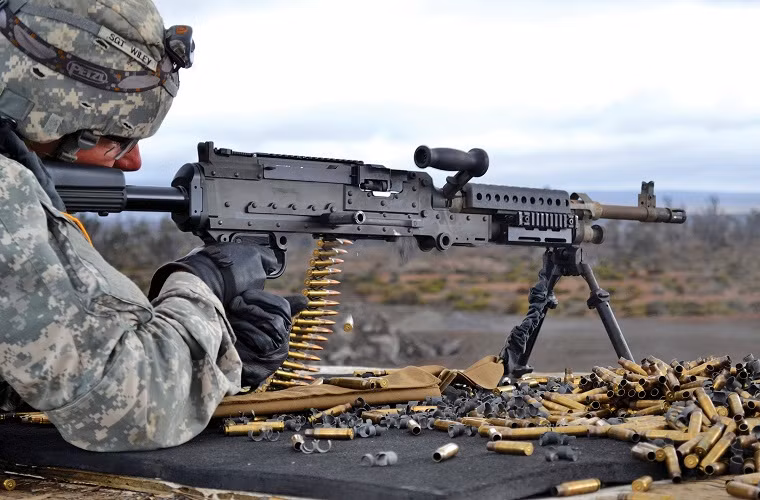 3. M240: súng máy M240 là mẫu vũ khí tiêu chuẩn được trang bị các đơn vị chiến đấu của Quân đội Mỹ và các quốc gia đồng minh. Nó được đưa vào trang bị lần đầu tiên vào cuối những năm 1970 cho đến nay, M240 có mặt tại hơn 60 quốc gia. Ngoài việc trang bị cho lực lượng bộ binh M240 còn được lắp trên các phương tiện vận chuyển cơ giới hay chiến đấu chuyên dụng như xe tăng, xe bọc thép, máy bay hay tàu chiến.