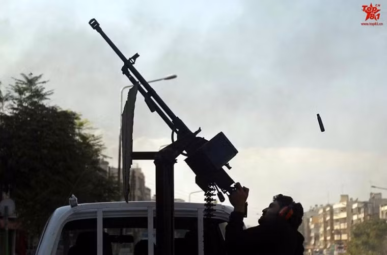 Máy nạp đạn sử dụng cơ chế cần gạt hai chiều, với băng đạn 60 viên trong một hộp tiếp đạn và được gắn bên trái của súng.