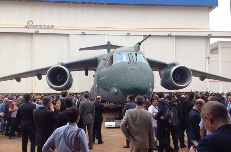 Dự án phát triển máy bay vận tải quân sự 2 động cơ, tầm trung KC-390 được Công ty quốc phòng và an ninh Embraer phát triển từ năm 2006, tổng giá trị chương trình lên tới 5 tỷ USD. Trong ảnh là mẫu thử nghiệm đầu tiên của dự án KC-390.