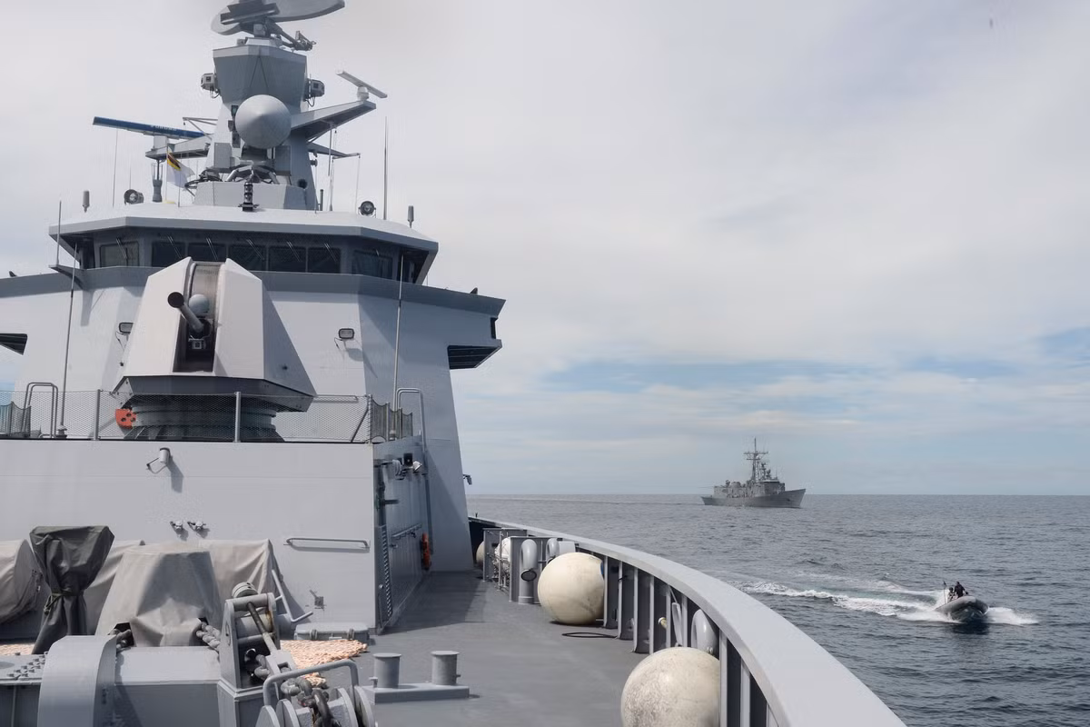 Con tàu dài 80m, trang bị hải pháo 57mm, 4 tên lửa diệt hạm MM40 Exocet Block 2. Trong ảnh, tháp pháo 57mm đặt ngay trước thượng tầng tàu KDB Darulaman (PV 08).