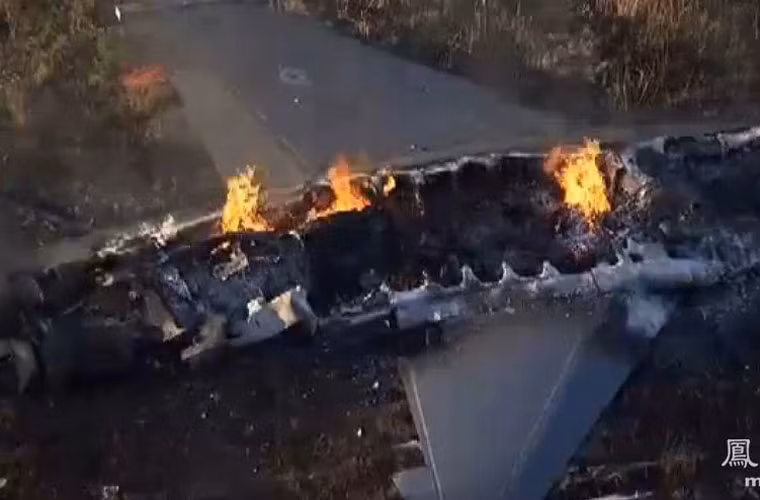 Cận cảnh khoang thân chiếc F-16 xấu số.