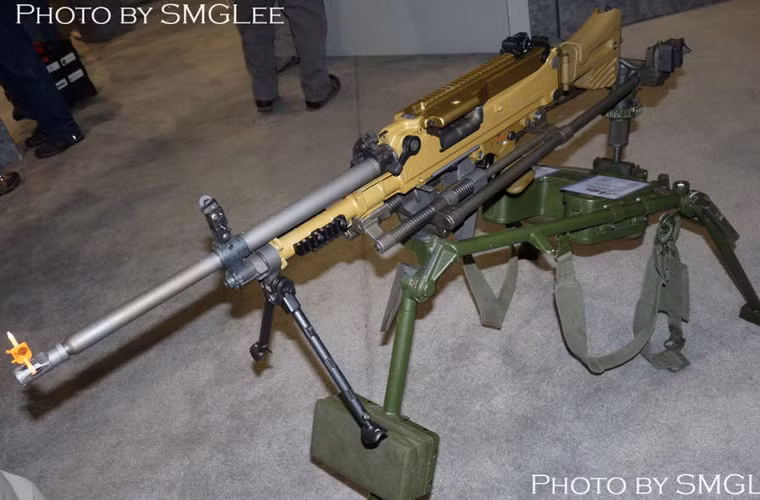 Súng có tốc độ bắn 600-800 viên/phút, tầm bắn hiệu quả 600m (với giá 2 chân) và tối đa 1.200m.