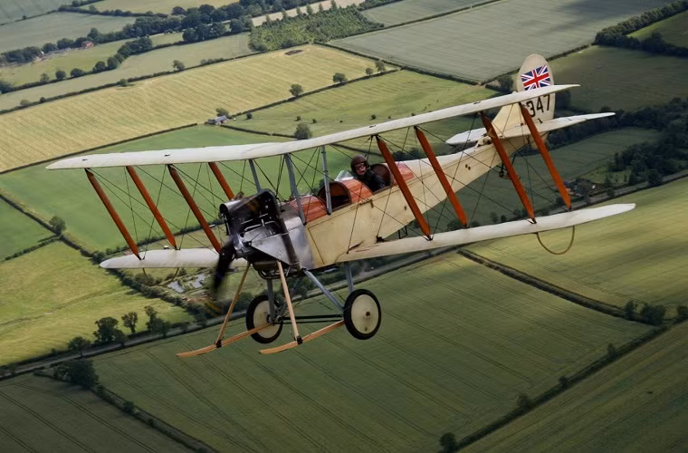 Tuy được sản xuất với số lượng lớn nhưng B.E.2 lại có khả năng chiến đấu trên không khá tệ, cơ bản là thiết kế của mẫu máy bay này đã khá lỗi thời và không còn phù hợp cho các trận không chiến. Để có thể bù đắp được sự thiếu hụt máy bay trong chiến tranh, Quân đội Hoàng gia Anh vẫn tiếp tục giữ lại hàng ngàn chiếc B.E.2 trên chiến trường.