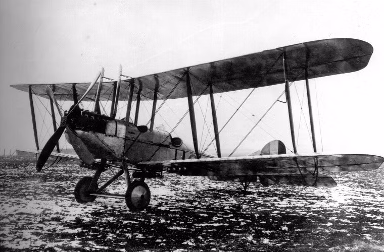 Royal B.E.2 có thiết kế giống đa phần các loại máy bay hai tầng cánh được sản xuất vào những năm 1900, nó được trang bị một động cơ RAF-1A V8 có công suất 90 mã lực. Royal B.E.2 có trọng lượng cất cánh tối đa là 2,3 tấn với vũ khí chính gồm một súng máy Lewis và có thể mang theo 100kg bom. Tốc độ bay tối đa của Royal B.E.2 là 116km/h, với trần bay 3.000m và có thể hoạt động tối đa hơn 3 tiếng đồng hồ trên không.