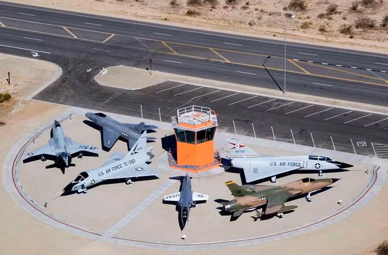 Series máy bay chiến đấu thế kỷ: Century Series là dòng máy bay chiến đấu gồm 6 phiên bản khác nhau gồm: F-100, F-101, F-102, F-104, F-105 và F-106, được Không quân Mỹ phát triển với sự tham gia của nhiều công ty hàng không tên tuổi của Mỹ vào cuối những năm 1950 và đầu những năm 1960. Các máy bay tiêm kích thuộc dòng máy bay chiến đấu Century Series đều được Quân đội Mỹ sản xuất với qui mô lớn, đáng kể nhất trong đó là F-104 và F-100 với số lượng lên tới hơn 2.000 chiếc.