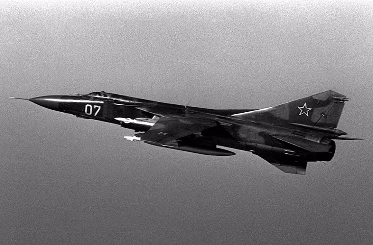 Mikoyan-Gurevich MiG-23: mẫu máy bay tiêm kích cánh cụp cánh xòe được Liên Xô phát triển vào những năm 1970. Đây cũng là mẫu tiêm kích đầu tiên của Liên Xô được trang bị hệ thống radar phát hiện, theo dõi, khóa, ngắm bắn và tiêu diệt mục tiêu ở ngoài tầm "nhìn" của radar. Trong suốt thời gian hoạt động của mình Liên Xô đã sản xuất tổng cộng 5.047 chiếc MiG-23.
