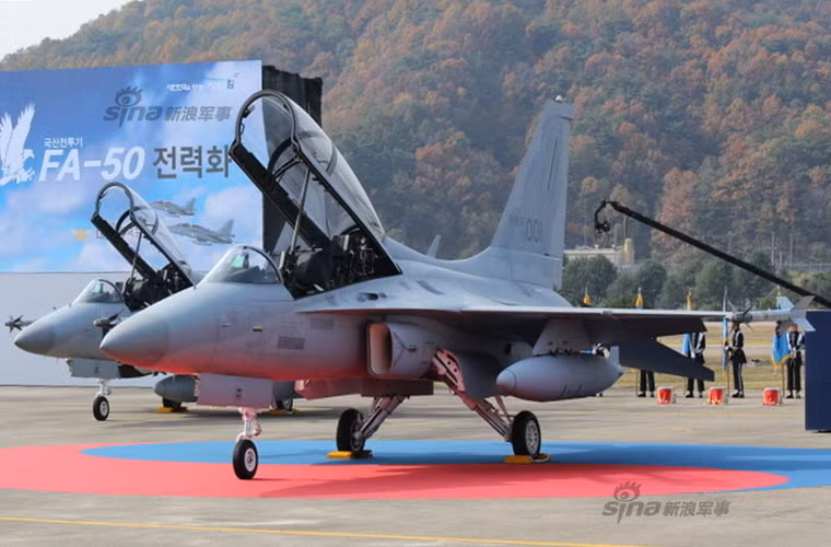 Máy bay FA-50 đầu tiên chính thức được bàn giao cho Không quân Hàn Quốc hồi tháng 8/2013. Trong tháng 9, 20 máy bay FA-50 cũng đã hợp thành phi đội đầu tiên, sẵn sàng thực hiện nhiệm vụ chiến đấu.