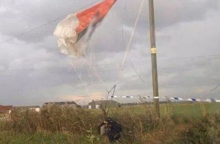 Phi công đã kịp nhảy dù ra ngoài và được đưa về căn cứ bằng trực thăng. Tình trạng sức khỏe của phi công đang được đánh giá tại bệnh viện Lakenheath. Trong ảnh, ghế thoát hiểm của phi công sau khi được phóng ra khỏi máy bay.