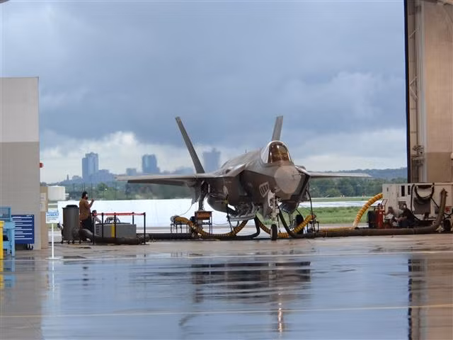 Từ khi đưa vào hoạt động F-35 luôn gắn liền với bê bối và sự cố kỹ thuật.
