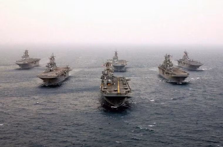 Lực lượng tàu đổ bộ chở máy bay của Lính thủy đánh bộ Mỹ. Với khả năng chở máy bay tiêm kích tàng hình F-35B, sức mạnh tàu đổ bộ Mỹ tương đương tàu sân bay hạng trung các nước trên thế giới.