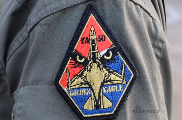 Logo biểu tượng máy bay chiến đấu FA-50 được gắn trên tay áo của phi công.