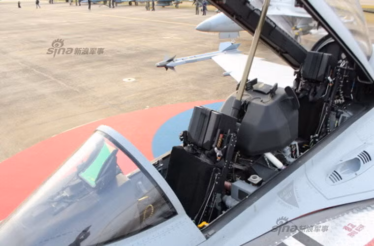 Cận cảnh buồng lái 2 người của FA-50, bên trong được trang bị màn hình HUD, màn hình màu đa chức năng MFD, hệ thống điều khiển HOTAS... Ngoài ra, FA-50 được trang bị loại radar điều khiển hỏa lực ELM-2032 do Israel sản xuất, có tầm trinh sát đến 150km.