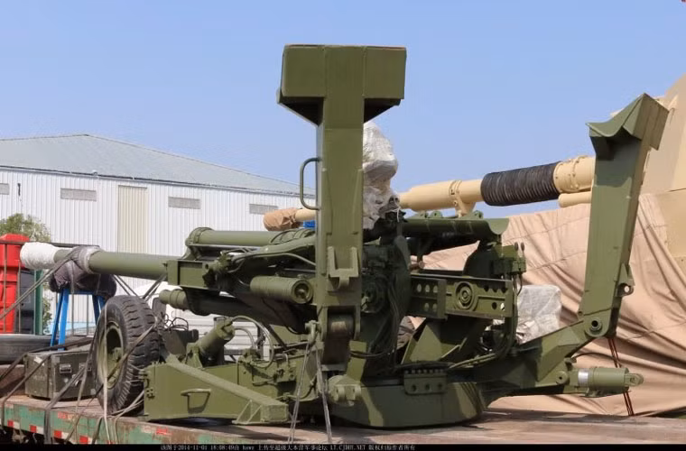 Năm nay, Trung Quốc tiếp tục "lộ" không ít thế hệ vũ khí mới. Trong ảnh là lựu pháo siêu nhẹ cỡ 155mm Type AH-4 đang được vận chuyển tới khu vực tổ chức triển lãm. Toàn bộ trọng lượng của loại pháo này là 3,8 tấn, tốc độ bắn 5 phát/phút, ngoài bắn loại đạn 155mm nội địa ra còn có thể bắn đạn 155mm của NATO, tầm bắn thường là 19km.