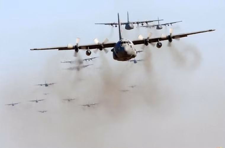 Hoành tráng đội hình vận tải cơ chiến thuật C-130 của Không quân Mỹ. Đây là một trong những máy bay vận tải thành công nhất của Mỹ, đã phục vụ hơn nửa thế kỷ với hàng chục biến thể. Hiện nay, nó vẫn là loại máy bay không vận tầm ngắn - trung chủ lực của Mỹ.