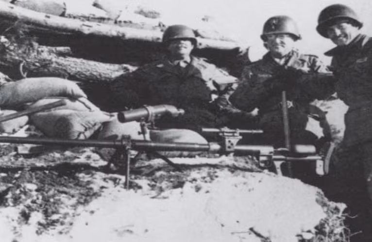  Những vũ khí chống tăng đầu tiên tiên của Triều Tiên là súng trường chống tăng Boys 13,9 mm và PTRS-41 dùng đạn 14,5 mm. Trong hình: phía Mỹ và khẩu Boys thu được của quân Triều Tiên trong chiến tranh. 