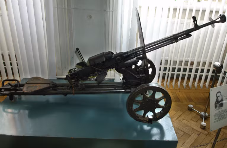  Thay vào đó là đại liên DShK đạn 12,7x109 mm, tốc độ bắn 600 phát/phút, sử dụng trong vai trò chống bộ binh và phòng không. Đặc biệt trọng liên KPV dùng đạn 14,5x115 mm được ứng dụng nhiều. 