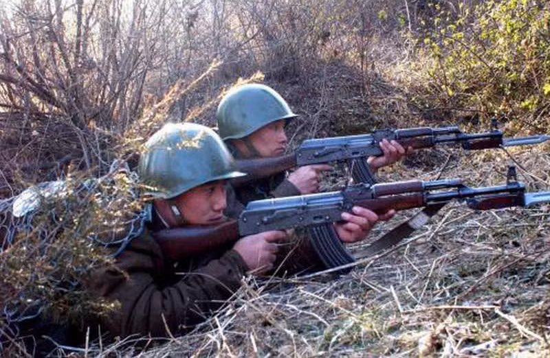  Không thể không kể đến dòng súng trường tấn công AK. Triều Tiên sử dụng cả AK-47 Liên Xô, bản Trung Quốc là Type 56 và bản nội địa hóa của họ theo giấy phép, sản xuất năm 1958 là Type 58. 