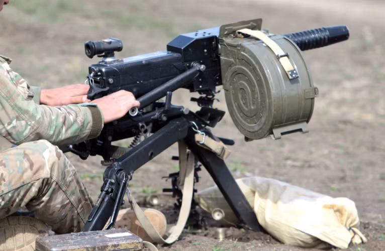 KPA cũng được trang bị súng phóng lựu liên thanh AGS-17 30 mm, có tốc độ bắn 350-400 phát/phút, tầm bắn hiệu quả 1.800 m với kính ngắm quang học.