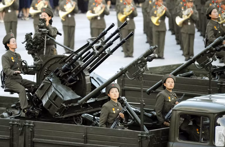  Tổ hợp phòng không ZPU-4 và hai tên lửa Igla đặt trên khung gầm Zil-130 của Triều Tiên. 