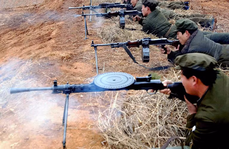 Súng máy hạng nhẹ mà Quân đội Nhân dân Triều Tiên (KPA) sử dụng trong chiến tranh Triều Tiên là loại DP-27, bản hiện đại hóa DPM và bản sao của Trung Quốc là Type 53. Chúng sử dụng đạn 7,62x54 mm R trong băng đạn đĩa 47 viên. Tuy nhiên, hiện nay chỉ có công nông Hồng vệ binh sử dụng loại này.