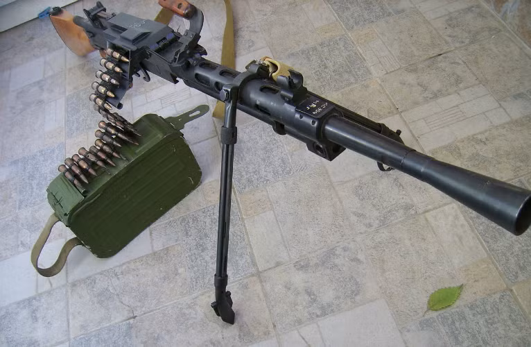 Thay vào đó là bản hiện đại hóa 1946, RP-46. So với DP-27 và DPM, RP-46 đã có nhiều khác biệt, súng to hơn, nặng hơn, sử dụng cùng cỡ đạn nhưng có thể lắp hộp tiếp đạn 200 đến 250 viên. Phiên bản Trung Quốc và Triều Tiên của nó lần lượt mang tên Type 58LMG và Type 64 đều được KPA sử dụng.