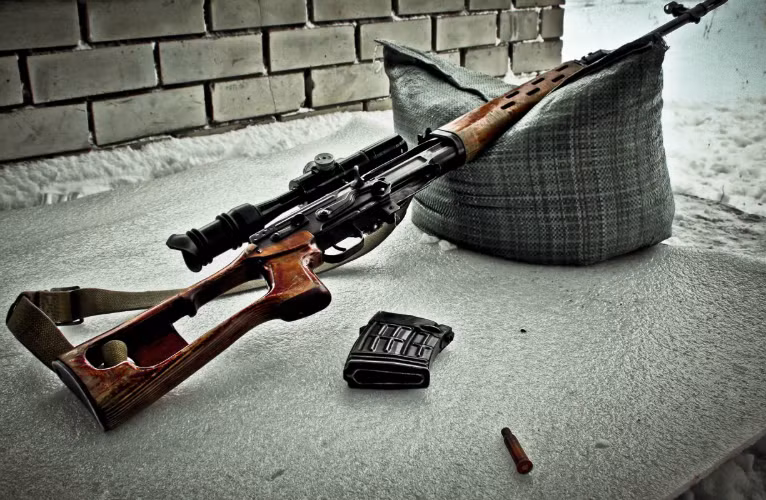  Về súng bắn tỉa, sau khi loại bỏ mẫu Mosin Nagant 1891/30, Triều Tiên sử dụng súng bắn tỉa chiến trường huyền thoại SVD Dragunov và hai phiên bản Trung Quốc của nó mang tên Type 79 và Type 85. Type 85 có tầm bắn hiệu quả ngắn hơn nhưng độ chính xác cao hơn Type 79. 