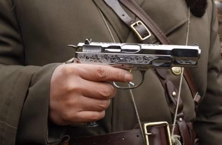  Bản Baekdusan làm (hoặc mạ) bằng Crom-Niken dành cho sĩ quan chỉ huy và trong nghi lễ, bản cuối mang theo nhiều sửa đổi, hình dạng khác xa với nguyên bản. Ngoài ra, Triều Tiên cũng có trang bị súng ngắn Makarov hay bản Trung Quốc của nó là Type 59 nhưng không sản xuất súng này. 