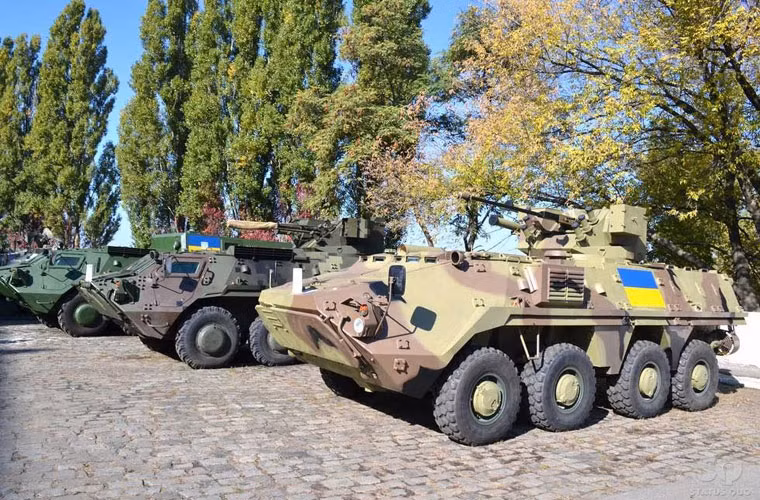 Trong ảnh là một số xe thiết giáp chiến đấu do nhà máy Kharkov chế tạo, ngoài cùng là xe BTR-4MV, trong cùng là xe BTR-4 và BTR-4MV.