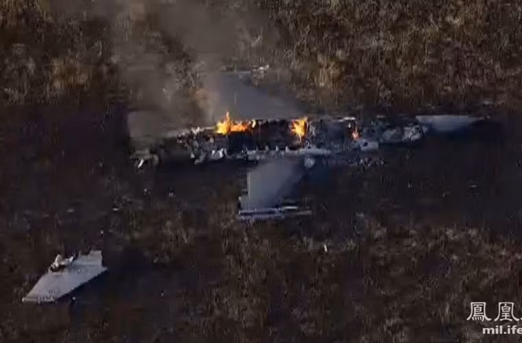 Một trong 2 chiếc F-16 bị rơi trên cánh đồng. Gần như toàn bộ máy bay đã bị cháy rụi, chỉ còn trơ lại khung và cánh.