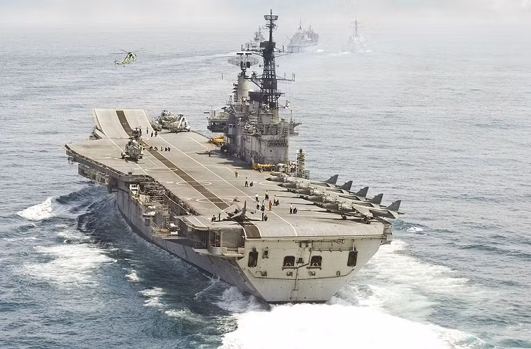 Tàu sân bay HMS Hermes không có quá nhiều chiến tích nổi trội trong suốt lịch sử hoạt động của mình, lần duy nhất nó được đóng vai trò như một soái hạm là trong Chiến tranh Falklands vào năm 1982. Tuy nhiên Hermes lại là một trong những tàu sân bay hiện đại nhất thế giới vào giai đoạn nó mới xuất hiện, và có thể xem nó như là một minh chứng còn lại của thời kỳ Chiến tranh Lạnh.