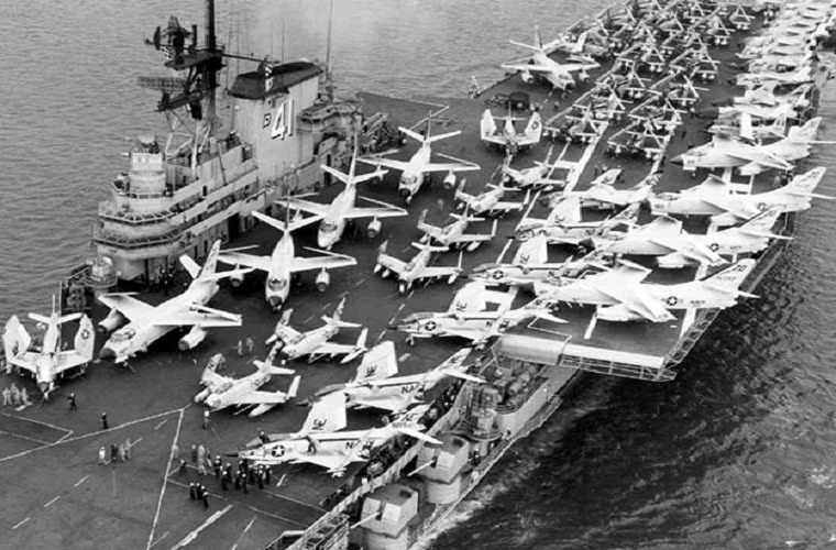 USS Midway có lượng giãn nước là 64.000 tấn và có chiều dài 296m, tốc độ chạy 33 hải lý/h với thủy thủ đoàn hơn 4.100 người. USS Midway theo thiết kế có thể mang theo tổng cộng 137 máy bay chiến đấu, nhưng trên thực tế nó chỉ có thể mang theo 100 chiếc trong Chiến tranh Triều Tiên và 65 chiếc trong Chiến tranh Việt Nam.