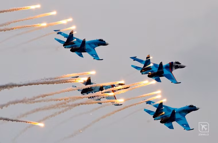 Xét về khía cạnh tiềm lực quốc phòng, Nga hoàn toàn vượt trội so với mọi quốc gia châu Á khác kể cả Trung Quốc, nhưng với quân số ít hơn Moscow vẫn phải xếp sau Quân đội Trung Quốc. Giữa Nga và các quốc gia láng giềng tuy vẫn còn tồn tại một số mâu thuẫn nhưng vẫn thể cùng nhau sống trong hòa bình.