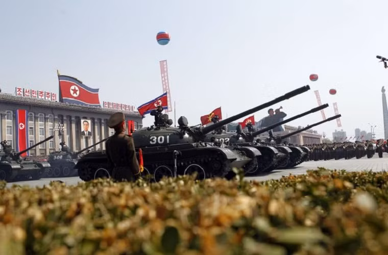 Triều Tiên: việc đưa Quân đội Triều Tiên vào danh sách top 5 quốc gia có quân đội mạnh nhất châu Á có lẽ hơi miễn cưỡng, nhưng với quân số lên tới 1 triệu binh sĩ cùng 4.000 xe tăng chiến đấu và hàng trăm bệ phòng tên lửa tầm xa thì điều này hoàn toàn có thể hợp lý. Bên cạnh đó với năng lực sản xuất vũ khí hạt nhân thì Triều Tiên đã sở hữu trong tay mọi thứ của một cường quốc quân sự thật sự.