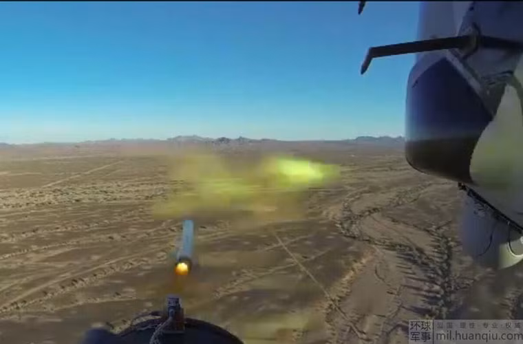 Cận cảnh viên đạn rocket 70 rời bệ phóng từ máy bay V-22 Osprey.