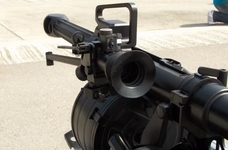 Trong tình hình đặc biệt, thiết bị phóng lựu này còn có thể dùng để tấn công mục tiêu bay thấp trên không.