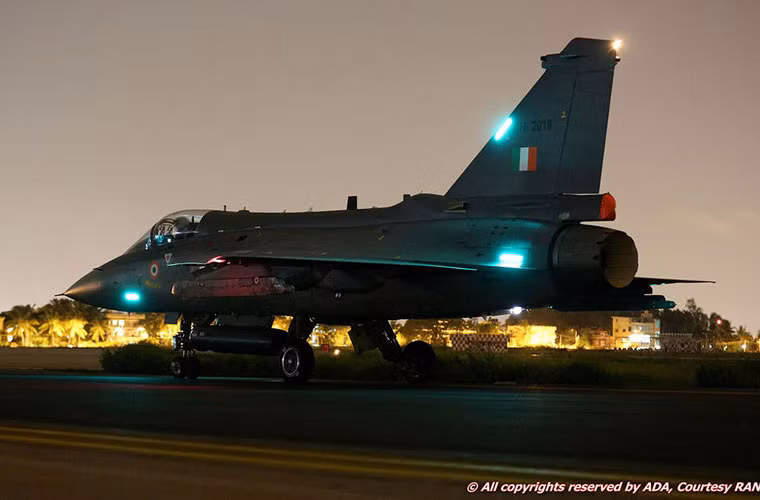 Máy bay có chiều dài 13,2m, sải cánh 8,2m, cao 4,4m, tốc độ tối đa 1.920km/h. Nó có trọng lượng không tải 6,5 tấn, trọng lượng cất cánh tối đa 13,5 tấn (mang đầy đủ vũ khí).