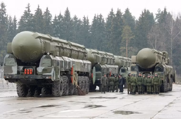 Topol-M cũng được trang bị một động cơ đẩy sử dụng nhiên liệu rắn, có trọng lượng 47.2 tấn và có tầm bắn hiệu quả lên tới 11.000km.