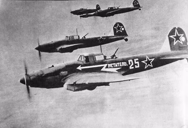 Một đội hình Il-2 "đi săn". Dòng chữ trên chiếc máy bay số 25 nghĩa là "báo thù".