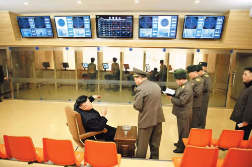 Bức ảnh do tờ Rodong Sinmun công bố hôm 12/2 ghi lại hình ảnh ông Jong-un trong chuyến thị sát tới một xưởng sản xuất súng.